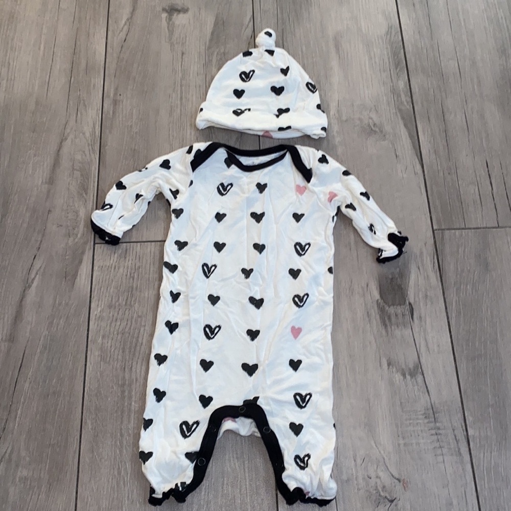 Bestaroo Baby heart print pajama onsie with matching hat